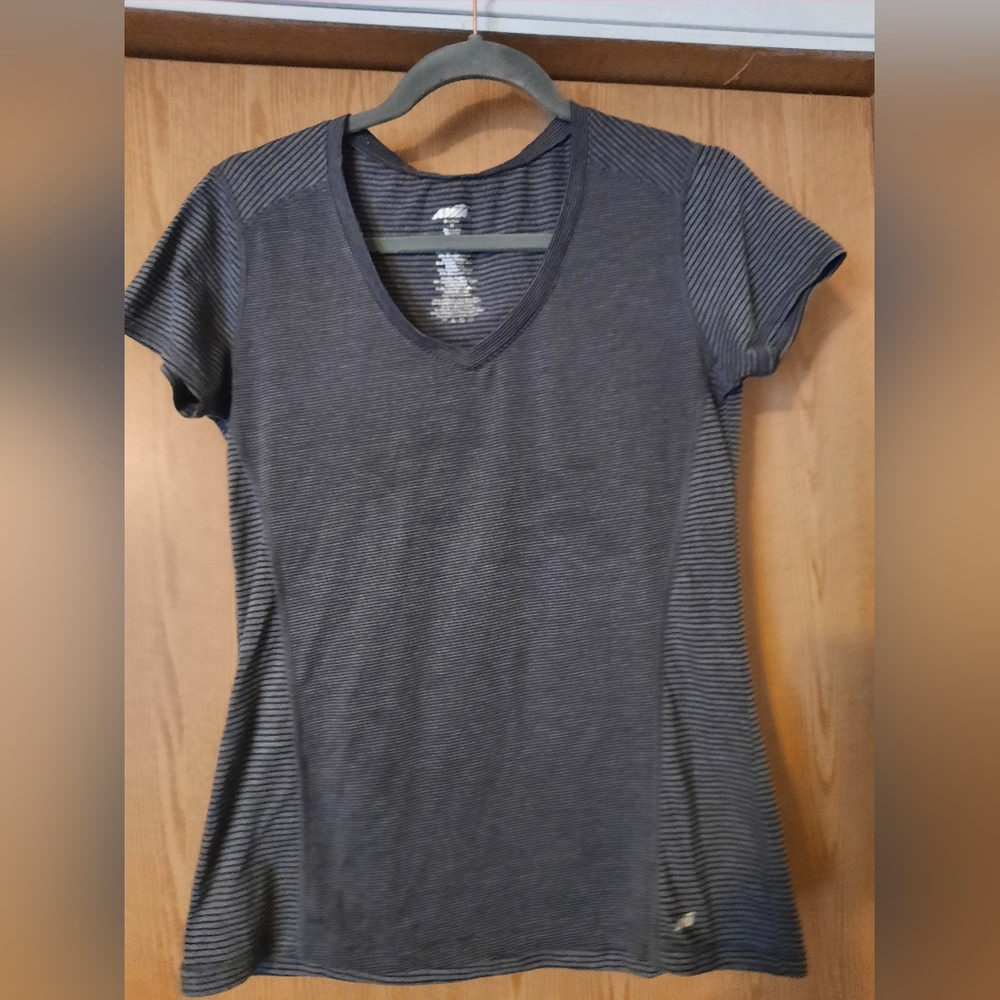 Avia Short Sleeve T-shirt Size Medium